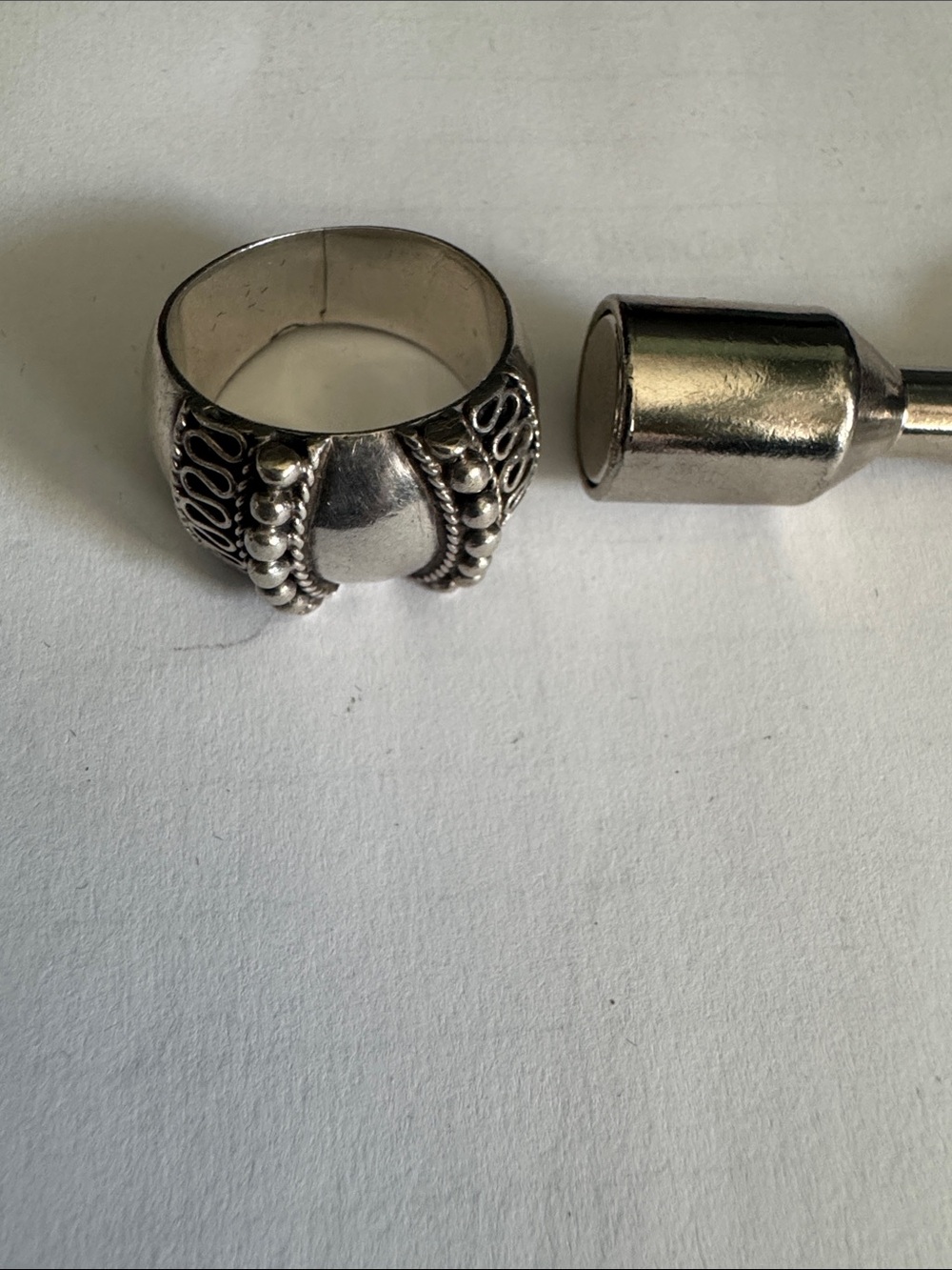 Vintage Bali-style silver wide cigar band ring, Tested. size 7.5 Not Magnetic - Picture 5 of 6